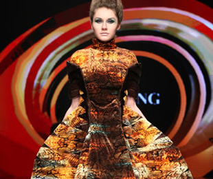 波司登時(shí)裝秀閃耀石獅國際時(shí)裝周