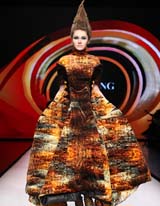 波司登時(shí)裝秀閃耀石獅國(guó)際時(shí)裝周