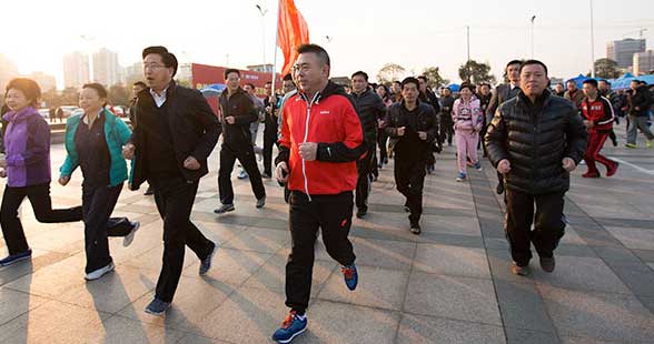 奧康董事長(zhǎng)王振滔領(lǐng)跑溫州“元旦萬(wàn)人健身跑”