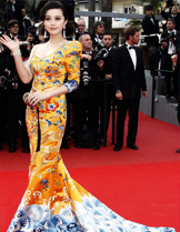 中式元素頻頻點(diǎn)亮現(xiàn)代服飾設(shè)計(jì) 傳統(tǒng)文化在中外服飾間流淌