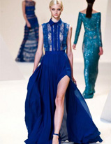 Elie Saab秀場(chǎng)里的一抹紅 演繹美艷霸氣時(shí)尚